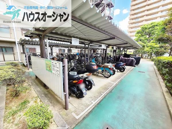 ファミールハイツ八尾　バイク置き場