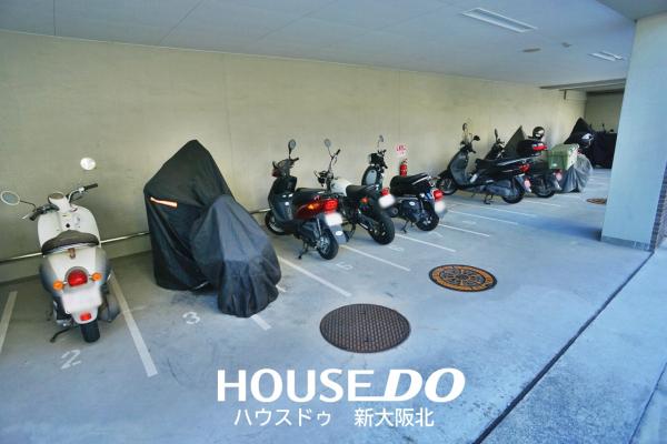 グランファースト千里桃山台７号棟　バイク置き場